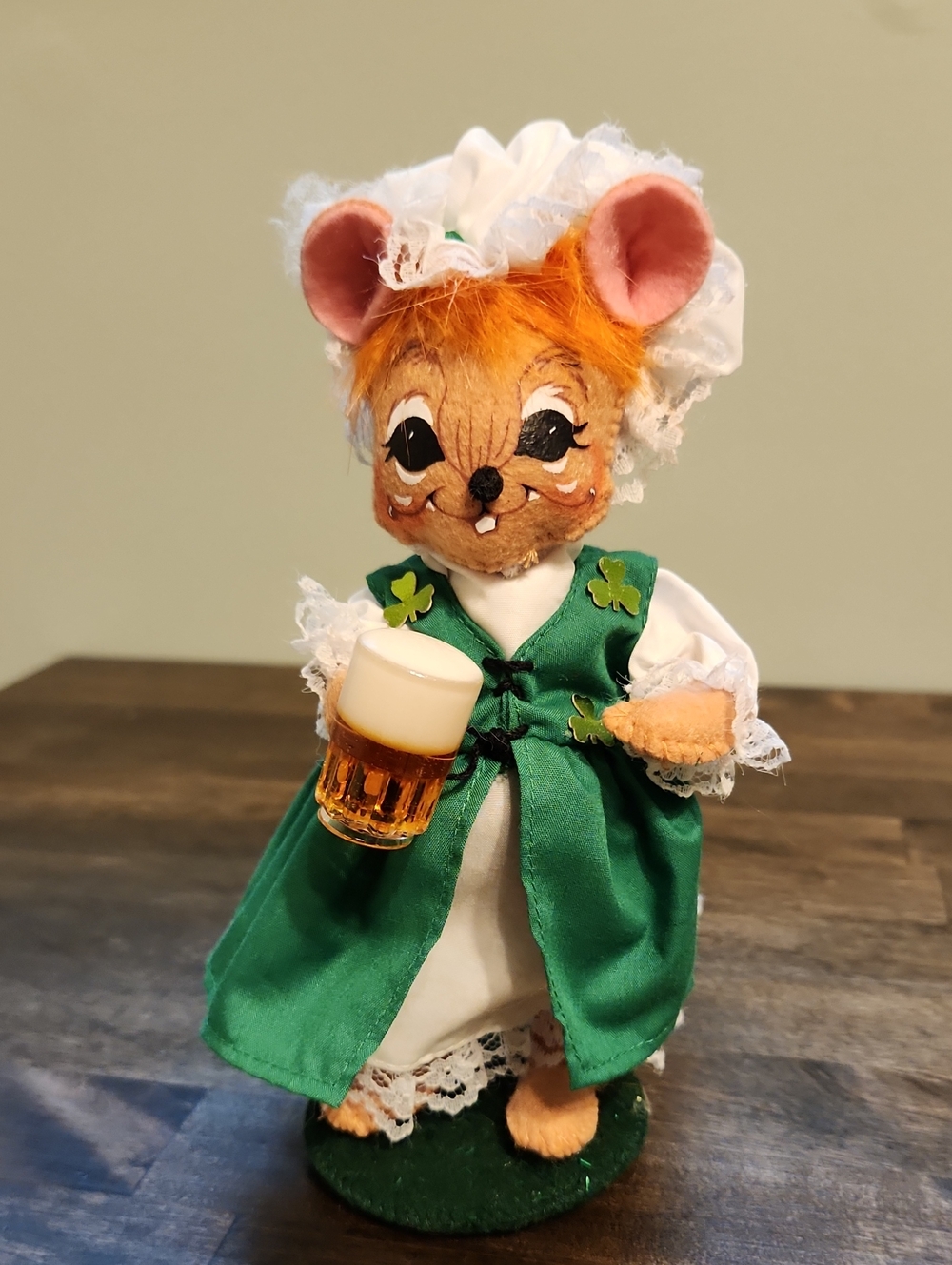 Annalee Pub Girl Irish Mouse With Beer Figurine